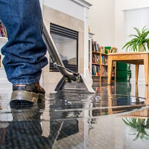 Emergency water damage extraction service in Doral home